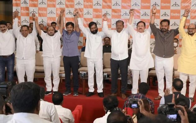 उद्धव ठाकरे को लगा बड़ा झटका, 6 बागी सांसद शिंदे गुट में हुए शामिल