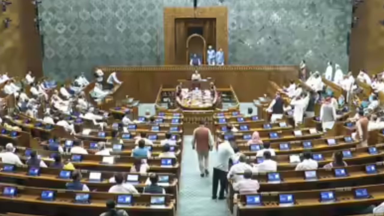 मानसून सत्र का पहला दिन हंगामेदार, विपक्ष के विरोध से संसद स्थगित