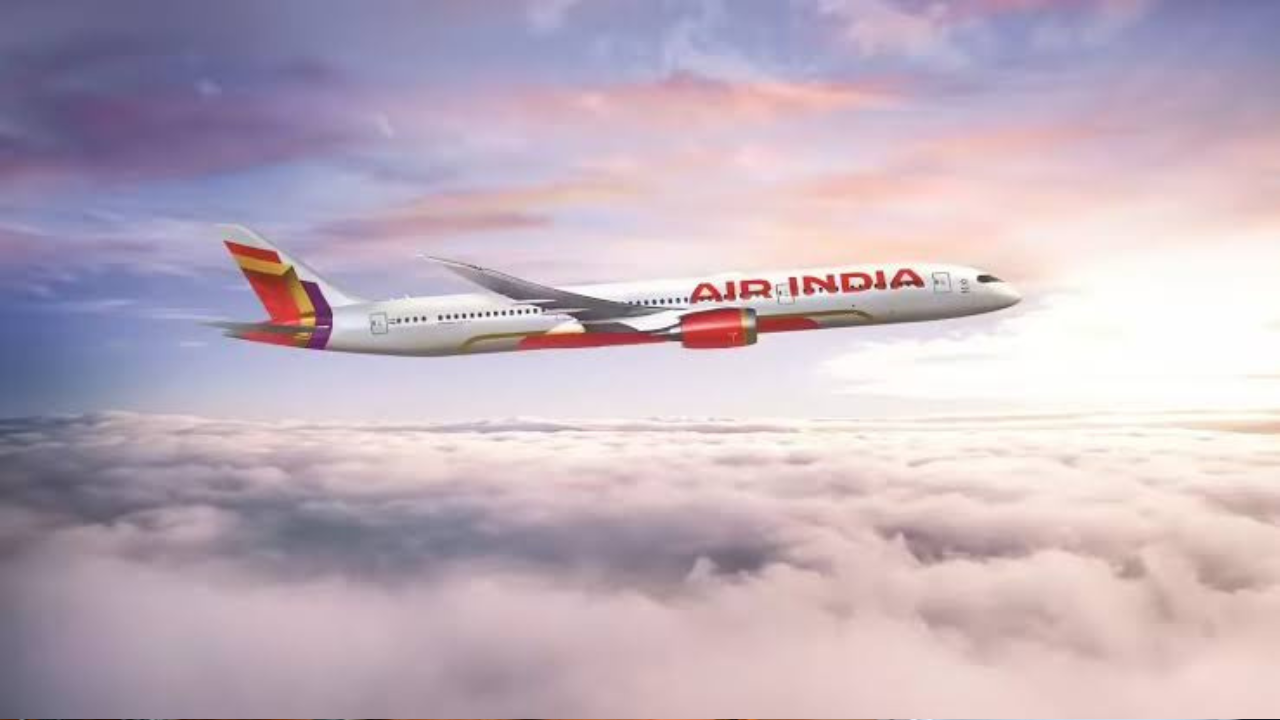 Phuket-Delhi Air India Flight में Turbulence से हड़कंप, अचानक नीचे आने लगी फ्लाइट, भयानक टर्बुलेंस से 12 यात्री घायल