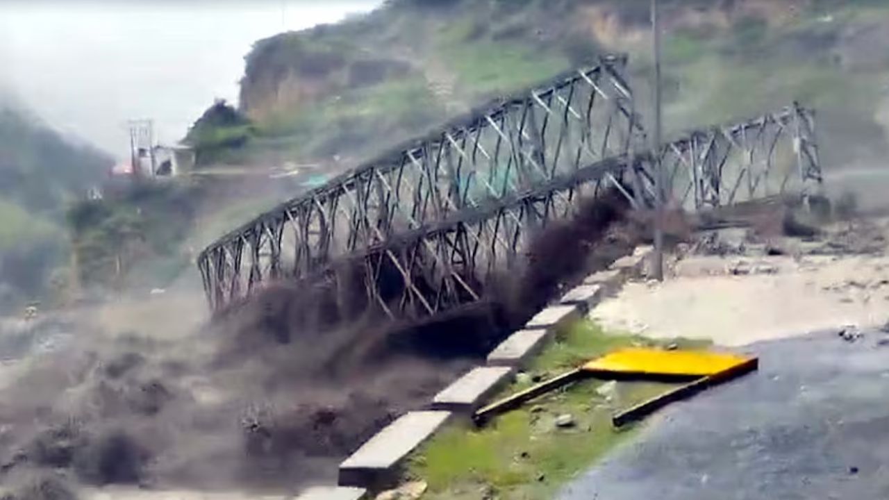 उत्तराखंड में भारी बारिश का कहर, तमक नाले के तेज बहाव में बहा वैली ब्रिज