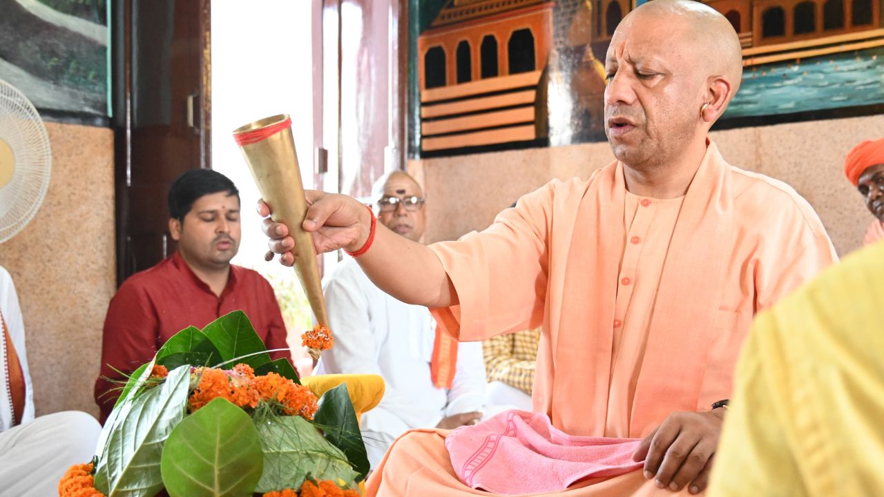 गोरखनाथ मंदिर में गूंजे वैदिक मंत्र, सीएम योगी ने किया रुद्राभिषेक; मांगा प्रदेशवासियों के सुख-समृद्धि का आशीर्वाद