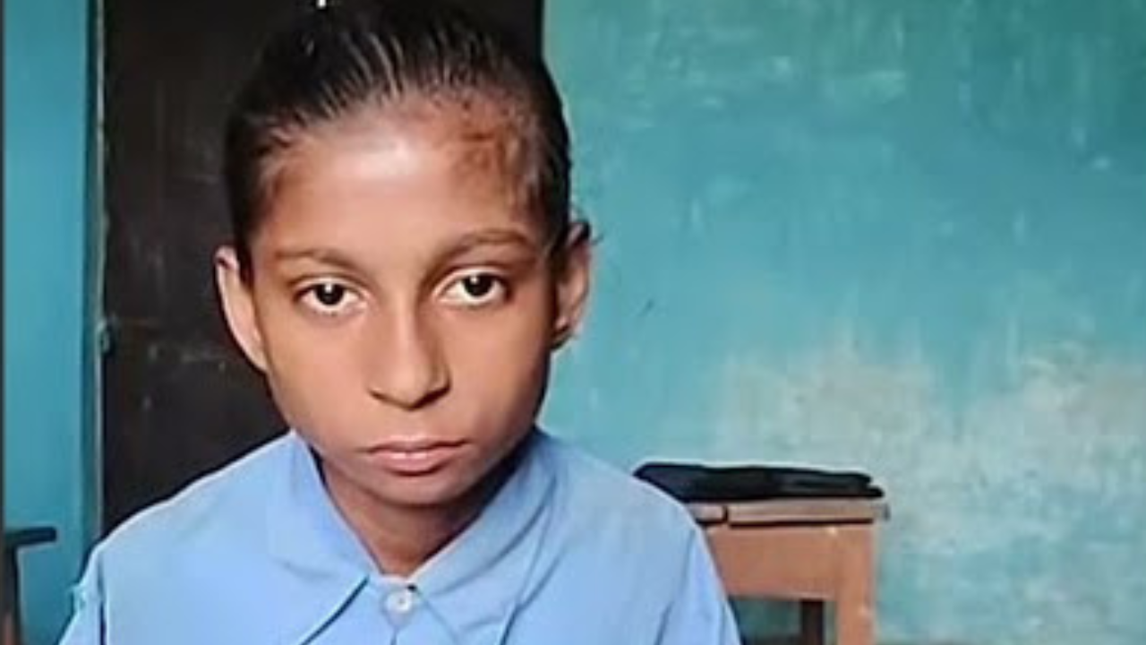 पैरों से लिखकर लक्ष्मी ने बदली अपनी तकदीर, हौसलों के आगे झुकी दिव्यांगता