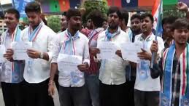 अहमदाबाद में NSUI सदस्यों का रामलीला मैदान शुद्धिकरण के खिलाफ प्रोटेस्ट