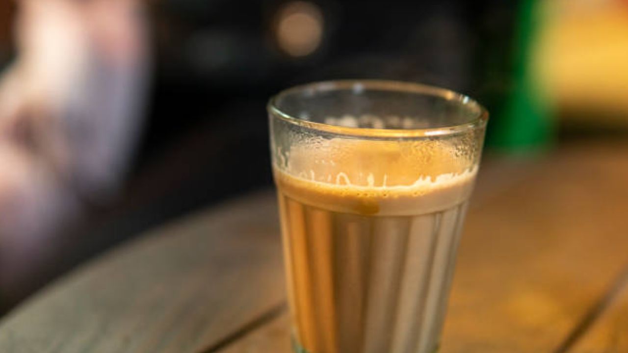 सुबह की बनी चाय को घंटों बाद पीना कितना सुरक्षित?