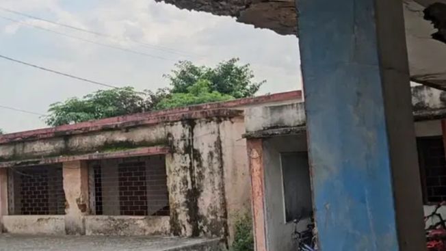 आजमगढ़ में स्कूलों की बदहाली के खिलाफ उतरे किसान संगठन, बोले- ‘नौनिहालों का भविष्य बर्बाद नहीं होने देंगे’