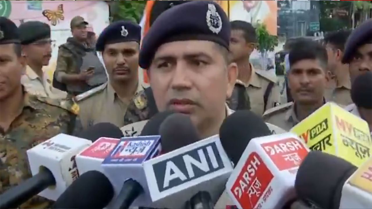 तेजस्वी के लोक भवन मार्च पर बवाल, पुलिस बोली- लाठी नहीं चली, भीड़ पर चलाया वाटर कैनन