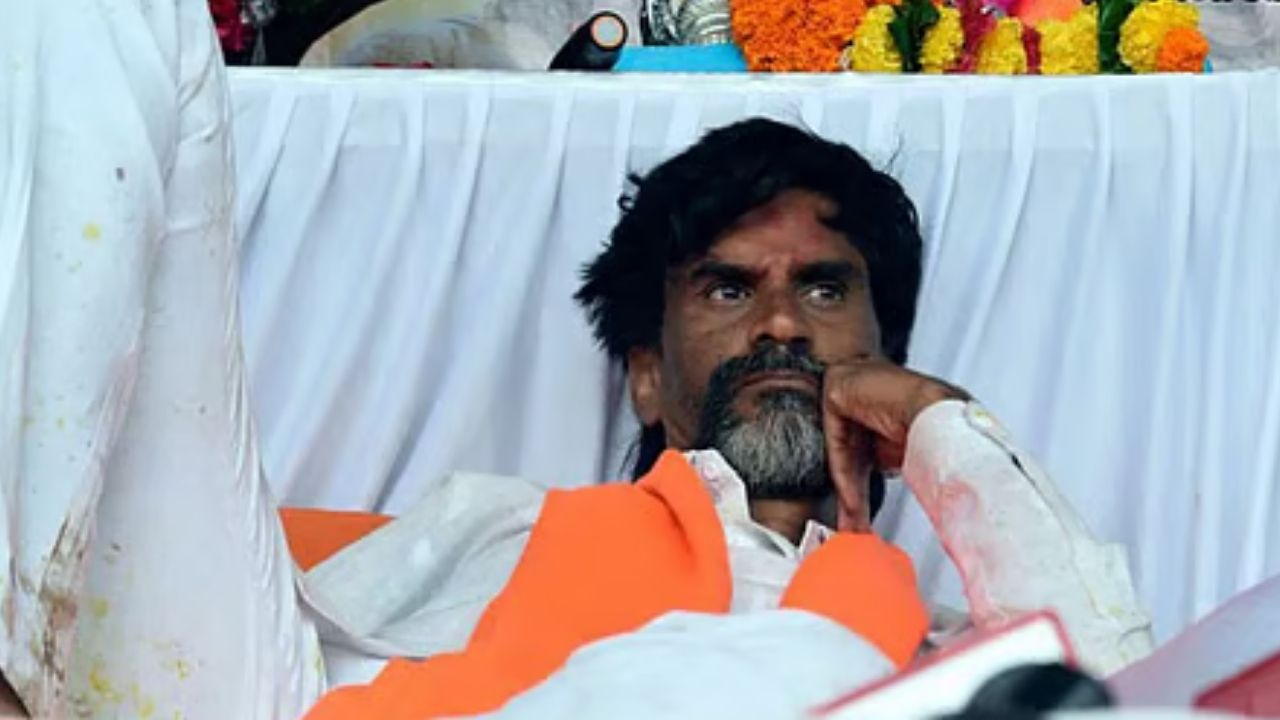 मराठा आरक्षण आंदोलन के बीच मनोज जरांगे पाटील की हालत बिगड़ी, इलाज से भी किया इनकार