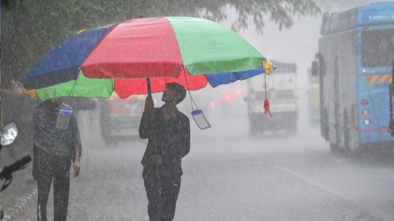 Aaj Ka Mausam: दिल्ली से बिहार तक फिर बिगड़ेगा मौसम, उत्तराखंड-UP में भारी बारिश; जानें अगले 7 दिन का हाल