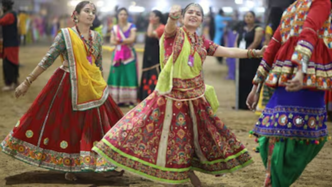 "लव जिहाद" सतर्कता के नाम पर, मुंबई के कुछ गरबा स्थलों पर विवादित पोस्टर लगाए गए