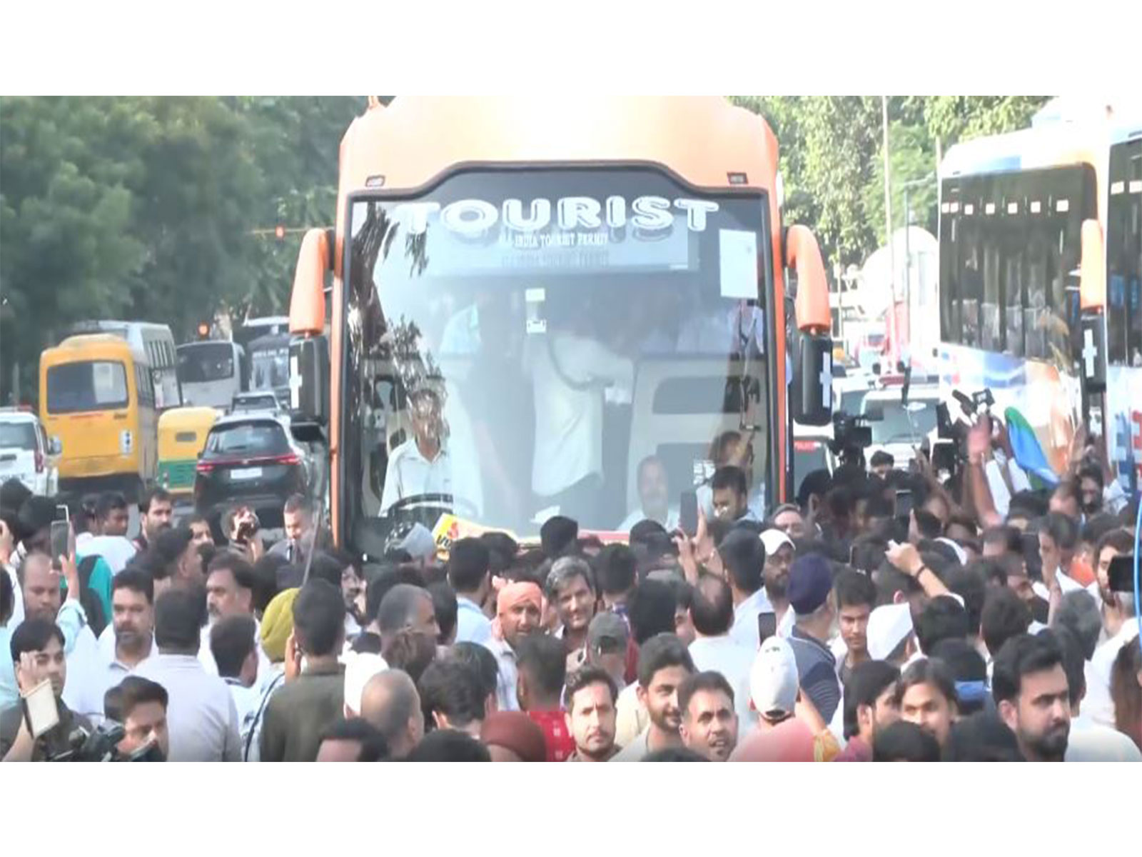 EC के खिलाफ विपक्ष का बड़ा प्रदर्शन, राहुल गांधी बोले- ‘ज्ञानेश कुमार को इस्तीफा देना होगा’