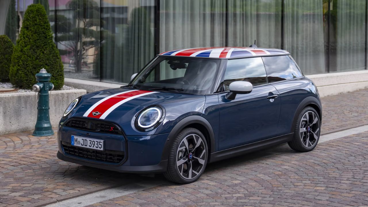 MINI Cooper Oxford Edition की भारत में एंट्री, Union Jack ग्राफिक्स से सजे लुक के साथ जानिए क्या है खास