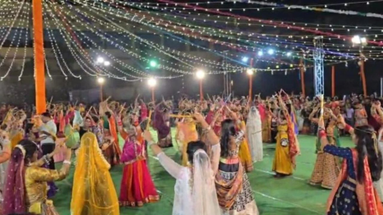 कराची में गरबा की मस्ती, बॉलीवुड गानों पर झूम उठे लोग
