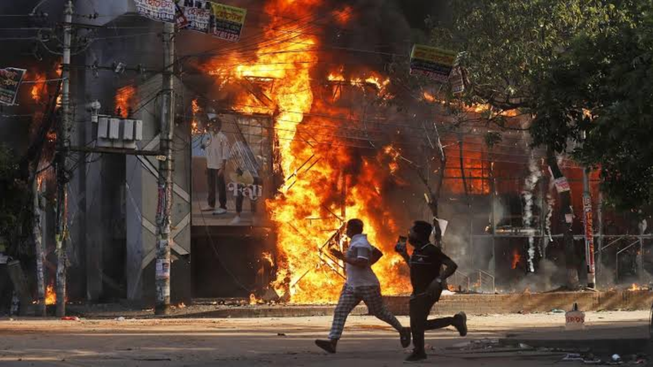 Bangladesh में हिंदुओं पर बढ़ा खतरा? हत्या के बाद हिंसा और तोड़फोड़ से हड़कंप!